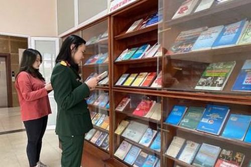 Thư Viện Quân đội trưng bày sách kỷ niệm 90 năm ngày thành lập Đoàn