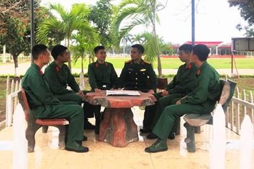 Để chiến sĩ mới tin tưởng, sẻ chia