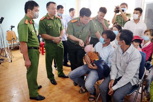 Kiểm tra, động viên các tổ cấp căn cước công dân lưu động