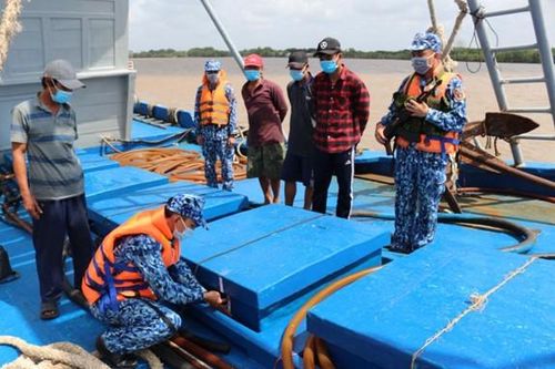 Phát hiện 2 tàu vận chuyển dầu DO không rõ nguồn gốc