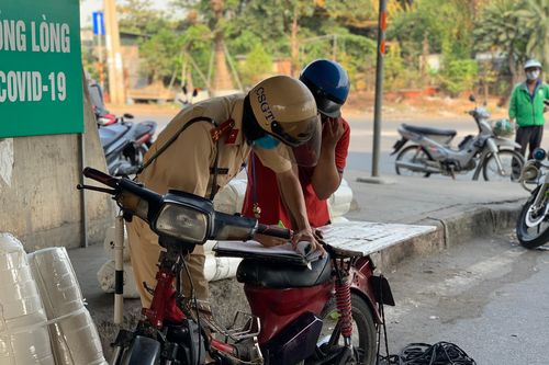 CSGT TPHCM tạm giữ gần 200 xe cũ nát, tự chế trong 1 buổi sáng
