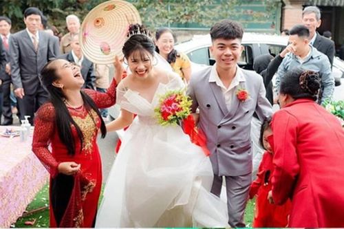 Con trai lấy vợ, phản ứng 'lạ' của mẹ chồng đi bên cạnh gây chú ý