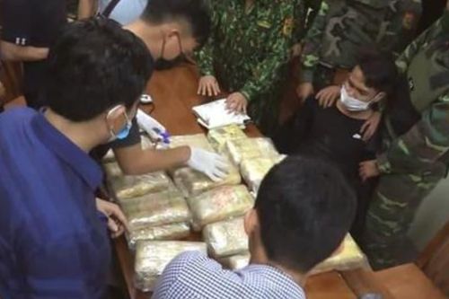 Hà Tĩnh: Bắt đối tượng chở thuê 180.000 viên hồng phiến và ma túy
