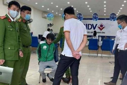 Khống chế kẻ mặc đồ Grab xông vào cướp ngân hàng BIDV lúc giữa trưa