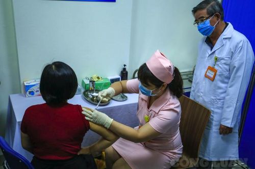 Hình ảnh tiêm vắc-xin ngừa Covid-19 nội địa thứ 2 cho 6 người tình nguyện