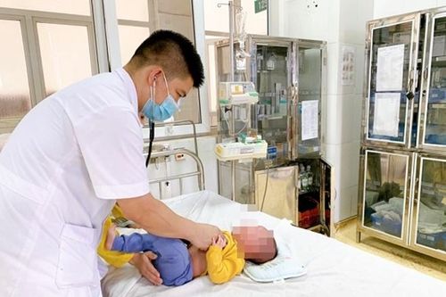 Cứu cháu bé 5 tháng tuổi bị người nhà rửa mũi nhầm bằng cồn 90 độ