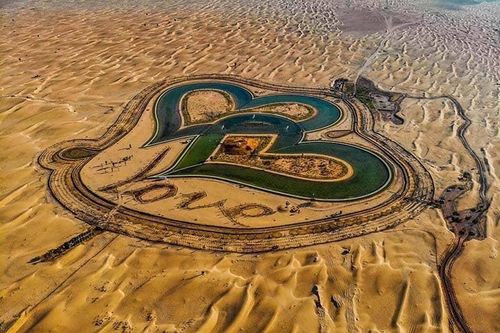 Hồ tình yêu tuyệt đẹp giữa sa mạc ở Dubai
