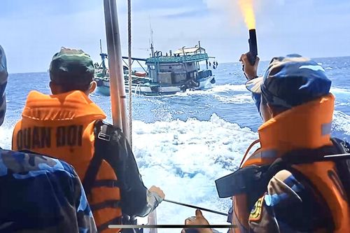 Nổ súng bắt tàu cá vận chuyển dầu D.O không rõ nguồn gốc