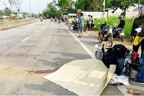 Nhặt mũ bảo hiểm bị rơi, người phụ nữ va chạm xe tải tử vong