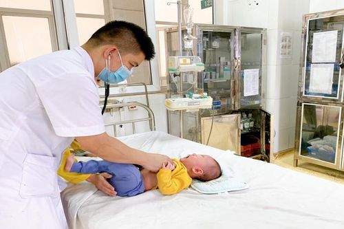 Đổ nhầm cồn 90 độ... rửa mũi cho bé