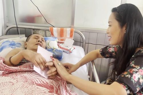 Nghệ sĩ Hoàng Lan nói gì khi nhận số tiền ủng hộ hơn 400 triệu đồng từ Trịnh Kim Chi?