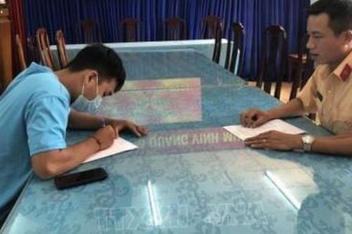 Nằm trên yên điều khiển xe máy, thanh niên bị phạt 7 triệu đồng