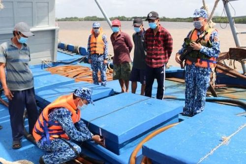 Cảnh sát biển Việt Nam bắt tàu cá vận chuyển 100.000 lít dầu DO