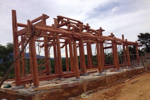 Dựng cột làm nhà, người đang ông bị gỗ đè tử vong