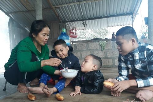 Người mẹ đốt than cơ cực nuôi 3 đứa con bại não