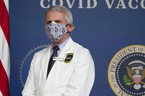 Chuyên gia mong ông Trump khuyên người hâm mộ tiêm vắc-xin