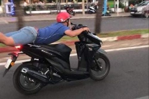 Nam thanh niên ở TP Vũng Tàu 'vừa nằm vừa lái xe' bị phạt 7 triệu đồng