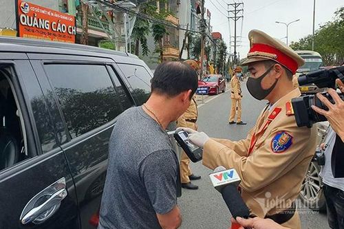 Uống 1 lon bia do nể bạn, lái xe bị phạt 7 triệu đồng