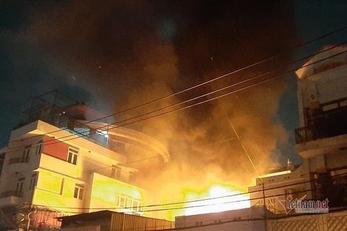 Sau tiếng nổ, cửa hàng đồ cũ ở Sài Gòn bốc cháy ngùn ngụt