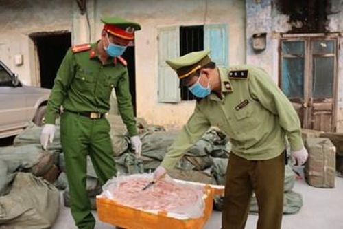 Phát hiện lực lượng chức năng, đối tượng bỏ chạy, để lại 2 tấn nầm lợn bốc mùi hôi thối