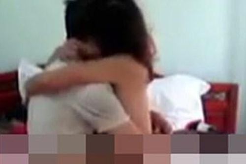 Gửi clip 'nhạy cảm' cho bạn trai quen qua mạng, cô gái bị tống tiền