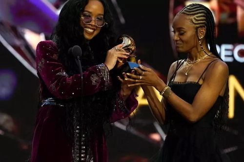Grammy: 'Bài hát của năm' thuộc về ca khúc chống phân biệt chủng tộc