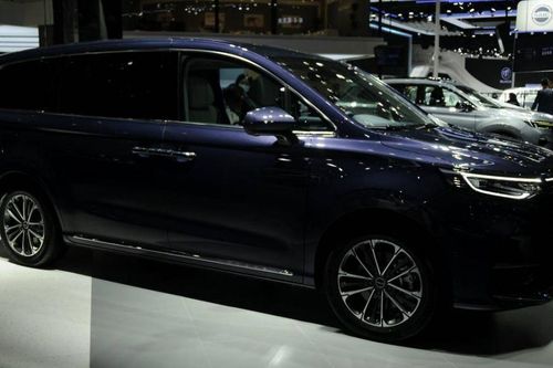 Chiếc MPV Trung Quốc trang bị kèm bộ ấm chén và tủ lạnh