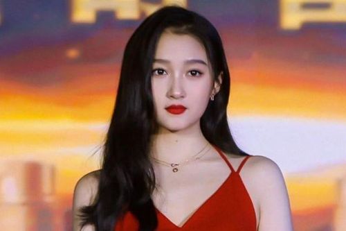 Đẳng cấp nữ thần Quan Hiểu Đồng, mặc váy xẻ tà cũng lên top 3 hot search