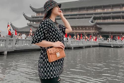 Khoe ảnh đi chùa, vợ Bùi Tiến Dũng làm rộ tin đang mang thai con thứ 2