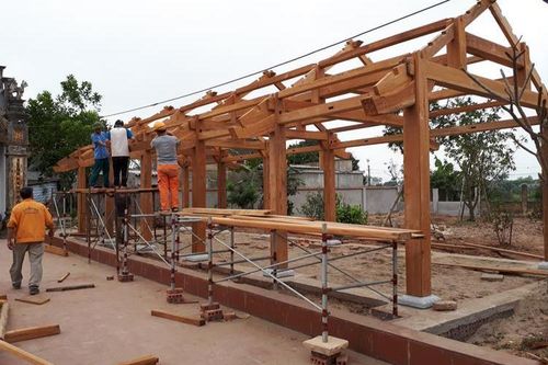 Giúp hàng xóm dựng nhà, người đàn ông không may bị gỗ đè tử vong