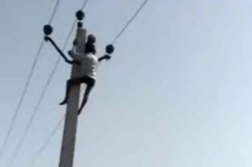 Bị gia đình phản đối 'đi bước nữa', người đàn ông trèo lên cột điện