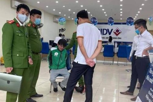 Hà Nội: Bắt giữ đối tượng mặc đồng phục xe ôm công nghệ xông vào cướp ngân hàng BIDV giữa trưa