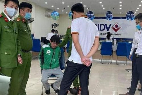 Nóng: Bắt kẻ mặc đồng phục Grab xông vào cướp ngân hàng BIDV giữa trưa