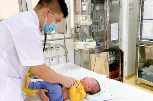 Phụ huynh rửa mũi bằng cồn 90 độ, bé 5 tháng tuổi bị bỏng niêm mạc mũi