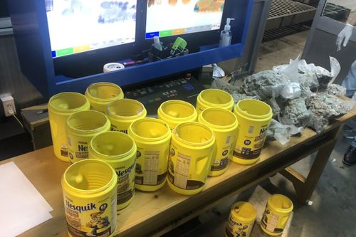 Bắt giữ gần 6kg cần sa trong lô hàng thảo mộc khô