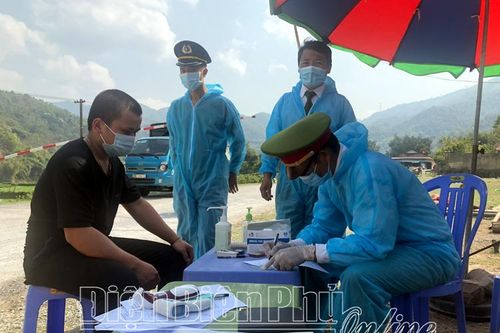 Một ngày ở chốt kiểm dịch