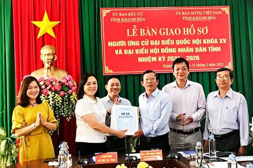 Ủy ban Bầu cử tỉnh: Bàn giao hồ sơ người ứng cử đại biểu Quốc hội và HĐND tỉnh