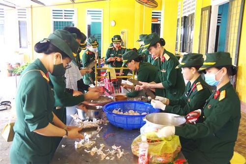 Tổ chức 'Bữa cơm ấm lòng chiến sĩ' tại Tiểu đoàn 43