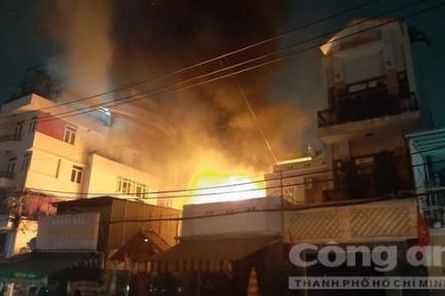 Cháy lớn cửa hàng bán đồ cũ ở Sài Gòn, khói lửa bốc lên nghi ngút