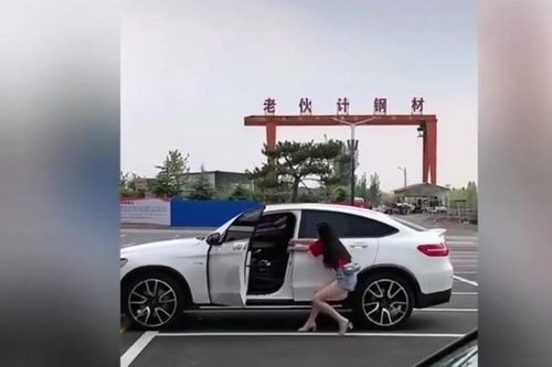 Clip: Lái kém, người đẹp còng lưng kéo ô tô vào điểm đỗ