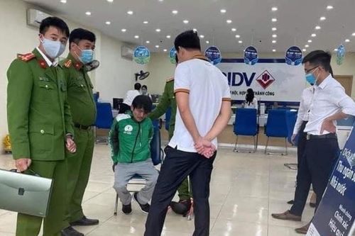 Người đàn ông mặc đồng phục Grab cầm súng khống chế nhân viên cướp ngân hàng