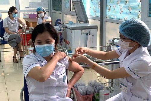 Bệnh viện Đa khoa Hà Đông tiêm vắc xin Covid-19 cho 36 nhân viên y tế