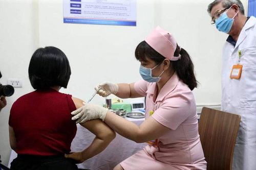 6 người đầu tiên được tiêm thử nghiệm vắc xin Covid-19 thứ 2 của Việt Nam