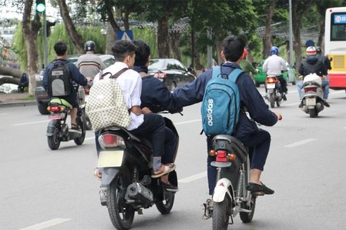 Xem xét xử lý cá nhân giao xe máy cho trẻ em điều khiển khi chưa đủ tuổi, chưa có bằng lái xe