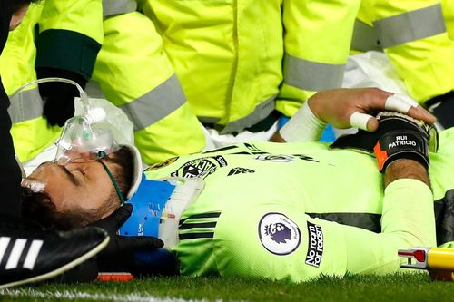 Thủ môn Wolves bất tỉnh sau pha va chạm với đồng đội