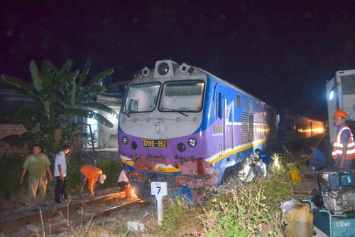 Tàu hỏa tông, kéo lê xe container hàng chục mét