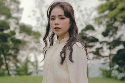 Nữ ca sĩ tiến thẳng lên top 1 #zingchart nhanh nhất năm 2021