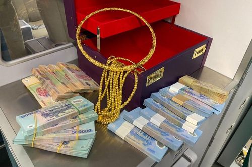 Hành khách quên kiềng vàng và nhiều cọc tiền trên máy bay