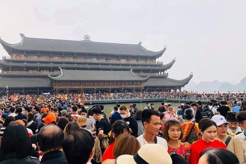 Biển người tại khu du lịch chùa Tam Chúc: Nguy cơ vỡ trận phòng dịch Covid-19