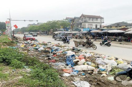 'Núi' rác tồn tại trên Quốc lộ 6: Nhiều bất cập trong đấu thầu
